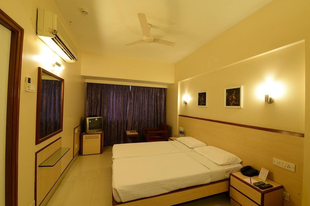 Hotel Woodland Pune Extérieur photo