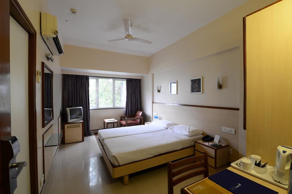Hotel Woodland Pune Extérieur photo